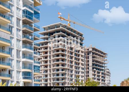 Ein neuer Komplex von Wohngebäuden im Bau. Stockfoto