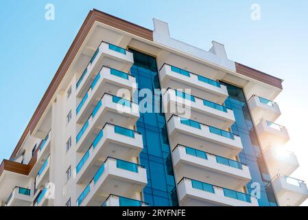 Ecke eines Wohngebäudes vor dem blauen Himmel. Stockfoto