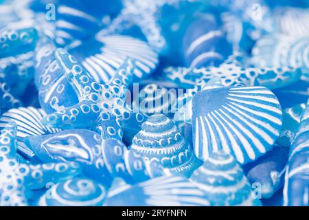 Blauer Sommer abstrakter Hintergrund von vielen dekorativen Glas Seemuschel Stockfoto