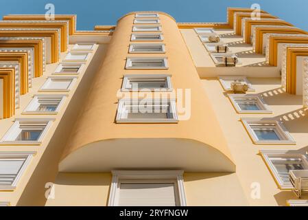 Flacher Blick auf ein Wohngebäude in Orange. Stockfoto