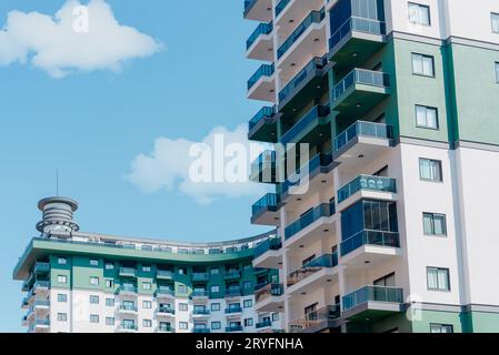 Fragmente der Fassaden moderner mehrgeschossiger Wohnkomplexe. Stockfoto