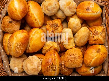 Bild von oben mit verschiedenen Brotsorten in einem Korb Stockfoto