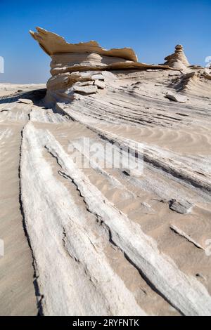 Fossile Dünen in Abu Dhabi, einzigartiges Naturgebiet. Führende Linien in einem vertikalen Rahmen. Stockfoto