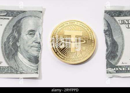 Tether USDT Münze und zerrissenen Dollar-Schein. Gebrochenes USDT-Dollar-Paritätskonzept Stockfoto