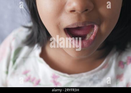 Nahaufnahme eines schreienden Kindes zu Hause Stockfoto