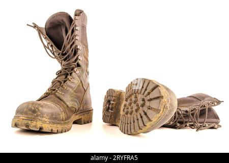 Schmutzige leichte Ankle Stiefel im Militärstil isoliert auf weißem Hintergrund Stockfoto