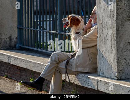 Der Hund und sein Meister auf einem Spaziergang im Zentrum von Rom Stockfoto