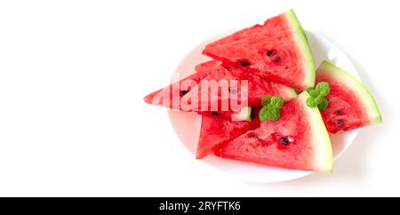 Saftige frische nahrhafte Wassermelone auf einem Teller mit Minzblättern oben, gesunde Essgewohnheit Stockfoto