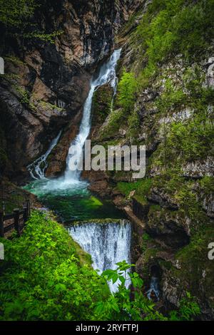 Einer der berühmtesten und meistbesuchten Wasserfälle in Slowenien. Wunderschöner Savica Wasserfall in der tiefen Schlucht in der Nähe des Bohinjer Sees, Slowenien, Europa Stockfoto