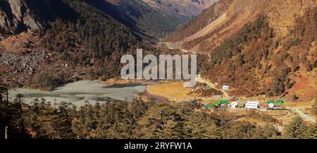 Malerischer Blick auf den Madhuri See oder den Sungester Lake, ein berühmtes Touristenziel von tawang, liegt an den Ausläufern des himalaya in arunachal pradesh, indien Stockfoto