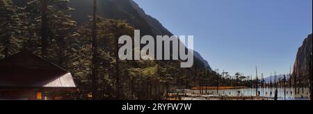 Malerischer Blick auf den Madhuri See oder den Sungester Lake, ein berühmtes Touristenziel von tawang, liegt an den Ausläufern des himalaya in arunachal pradesh, indien Stockfoto