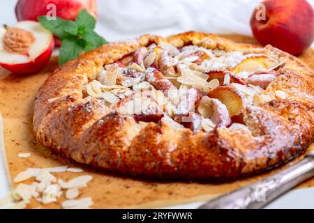 Hausgemachter offener Sommer-Kuchen (Galette). Stockfoto