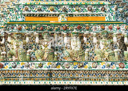 Dekorative Elemente an der Fassade des Wat Arun Stockfoto