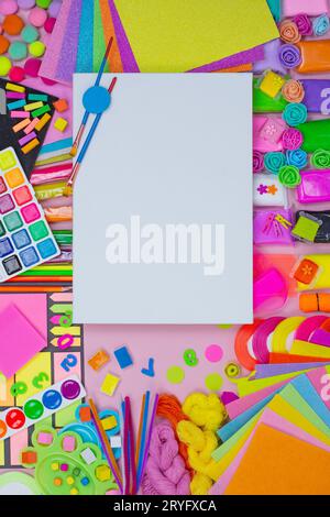 Overhead-Aufnahme eines femininen Künstlerarbeitsplatzes mit Mock-up- und Malwerkzeugen. Tisch mit weiblicher Künstlerin und leerem Mock-up. Stockfoto