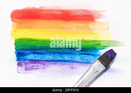 Rainbow Pride Flagge handbemalt mit Aquarellen und Pinsel isoliert auf weißem Leinenpapier. Hintergrund der LGBT-Regenbogenflagge Stockfoto