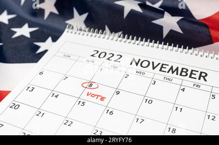 Tischkalender mit rot markierter Flagge im Hintergrund der USA für den 8 2022. November. Konzept für den Abstimmungstag Stockfoto