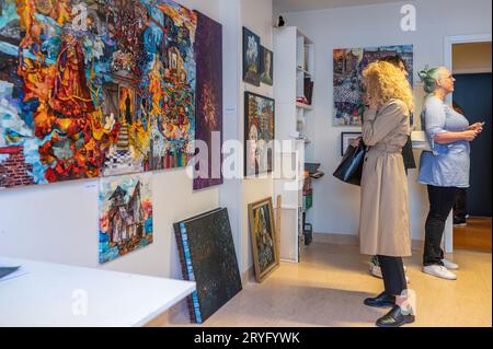 Die Künstlerin Lena Svedjeholm war eine von mehreren Künstlern, die ihre Studios für Besucher der Kulturnacht 2023 in Norrköping, Schweden, eröffneten. Stockfoto