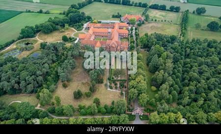 13. Juli 2022, Brecht, Antwerpen, Belgien: Aus der Vogelperspektive des Klosters der Nonnen oder des Klosters von Onze-Lieve-Vrouw van Naza Stockfoto