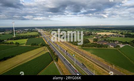 Brecht, Belgien, 6. Juli 2022, Panoramablick über die Drohne auf den Windpark oder Windpark, mit hohen Windturbinen für die Generatio Stockfoto