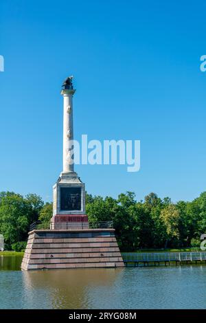 Zarskoje Selo, Russland-14. August 2022: Tschesmenskaja-Säule auf einem großen Teich im Katharinenpark, Zarskoje Selo, Sankt Petersburg, Russland Stockfoto