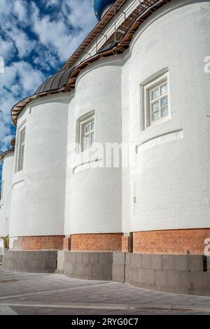 Tver, ein Fragment der Fassade der orthodoxen Verklärungskathedrale auf dem Domplatz Stockfoto