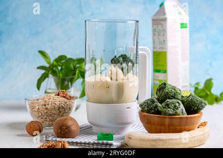 Zutaten für die Zubereitung eines grünen Smoothie. Stockfoto