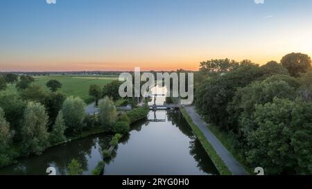 Farbenfroher und dramatischer Sonnenuntergang über dem Kanal Dessel Schoten Luftfoto, aufgenommen von einer Drohne in Rijkevorsel, kempen, Belgien, gezeigt Stockfoto