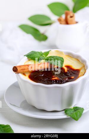 Traditionelles türkisches Milchdessert mit Reis. Stockfoto