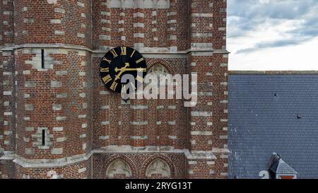 Sint-Lenaarts, Brecht, Antwerpen, Belgien, 6. Juni, 2022, Luftaufnahme, aufgenommen von einer Drone der Uhr auf dem Turm des verstorbenen Gothi Stockfoto