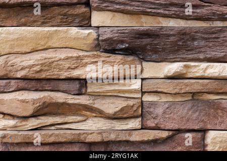 Gefälschte Steinmauer, Kunststoffplatte imitiert natürliche Plattenmauerwerk Stockfoto