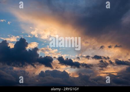 Cumulus Wolken am Abendhimmel, beleuchtet mit Sonnenuntergang Stockfoto