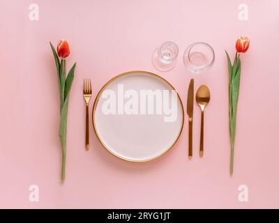Pinkfarbene festliche Tischdekoration auf pinkfarbenem Kopierer Stockfoto
