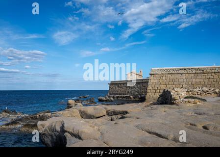 Alte Mauern und die Kirche San Pedro und San Pablo auf der Insel Tabarca, Gemeinde Alicante, Spanien Stockfoto