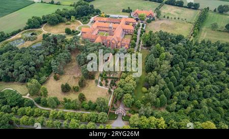 13. Juli 2022, Brecht, Antwerpen, Belgien: Aus der Vogelperspektive des Klosters der Nonnen oder des Klosters von Onze-Lieve-Vrouw van Naza Stockfoto