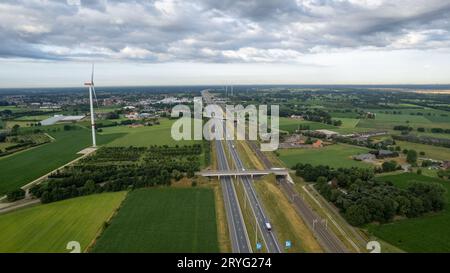 Brecht, Belgien, 6. Juli 2022, Panoramablick über die Drohne auf den Windpark oder Windpark, mit hohen Windturbinen für die Generatio Stockfoto