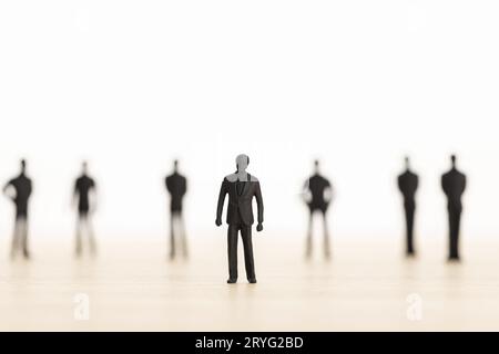 Die Führungskraft posiert mit ihrem Team vor verschwommenem Hintergrund. Erfolgreiches Konzept für Teamleiter. Mann Figur. Kopierbereich Stockfoto
