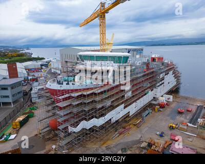 Luftaufnahmen von MV Glen Rosa und Glen Sannox, zwei Caledonian MacBrayne-Fähren, die derzeit auf der Ferguson Marine Shipyard in Port Glasgow gebaut werden. Stockfoto