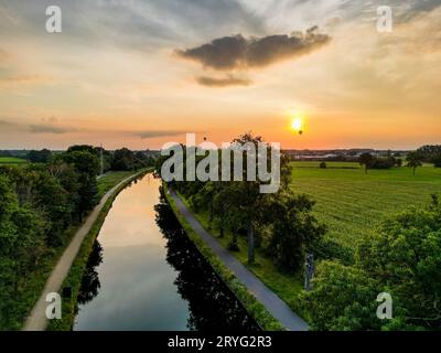 Farbenfroher und dramatischer Sonnenuntergang über dem Kanal Dessel Schoten Luftfoto, aufgenommen von einer Drohne in Rijkevorsel, kempen, Belgien, gezeigt Stockfoto