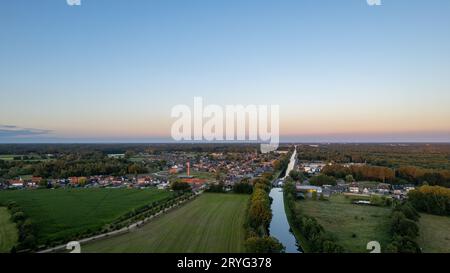 Farbenfroher und dramatischer Sonnenuntergang über dem Kanal Dessel Schoten Luftfoto, aufgenommen von einer Drohne in Rijkevorsel, kempen, Belgien, gezeigt Stockfoto