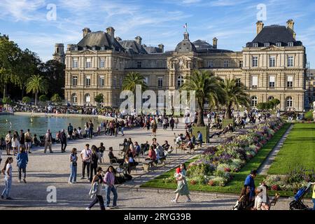 FRANKREICH. PARIS (75) (6. BEZIRK) LUXEMBOURG GARDEN. IM HINTERGRUND: DER LUXEMBURGISCHE PALAST, SITZ DES SENATS Stockfoto