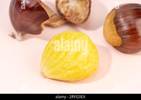 Geschälte Edelkastanie auf rosa Hintergrund. Castanea sativa Stockfoto