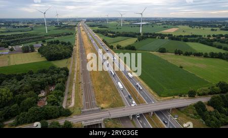 Brecht, Belgien, 6. Juli 2022, Panoramablick über die Drohne auf den Windpark oder Windpark, mit hohen Windturbinen für die Generatio Stockfoto