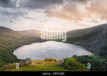 Dramatischer Sonnenuntergang am Lough Tay, genannt Guinness Lake in den Wicklow Mountains Stockfoto