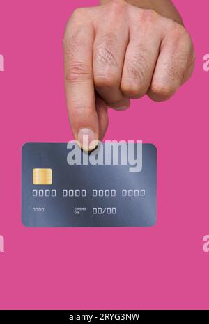 Nahaufnahme, Mann Hand mit Kredit, Debitkarte mit zwei Fingern. Männliche Hand mit Kreditkarte. Bankkarte aus Plastik bei Mann han Stockfoto