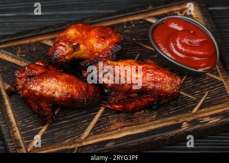 Barbecue-Hühnchen-Büffelflügelsauce auf Holz Stockfoto