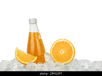 Eine Glasflasche Orangengetränk auf Eis Stockfoto