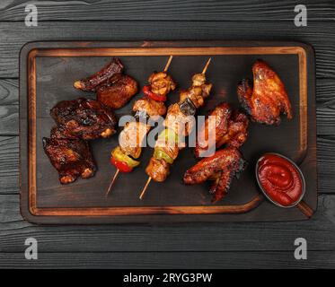 Gemischtes Barbecue mit Hähnchenflügeln und Rinderrippchen Stockfoto