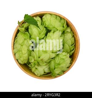 Holzschüssel mit frischem grünem Hopfen isoliert auf weiß Stockfoto