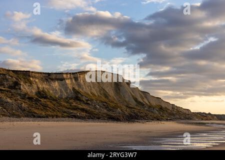 Meereslandschaft der Opalküste von Cap Blanc Nez, zeigt das Monument am Cape White Nose France auf den Kreidefelsen Stockfoto