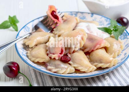 Hausgemachte Teigtaschen (Pierogi) mit Kirschen. Stockfoto